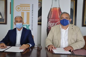 Firmado el acuerdo con Coca Cola para apoyar relacionadas con la y sostenibilidad — Portal de la UEX - a la Universidad de Extremadura