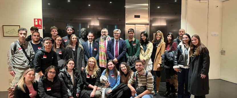Estudiantes De La Facultad De Documentación Y Comunicación En El Congreso