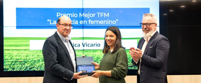 Foto de CaixaBank. La estudiante de la Univerisdad de Extremadura, África Vicario Millán, recibe el Premio Agrobank