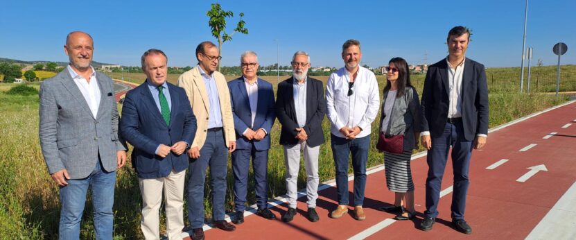 Autoridades En El Acto Inaugural Del Carril Bici Y Acerado Del Camino Peatonal Que Conecta El Campus De Cáceres Con El Centro De La Ciudad