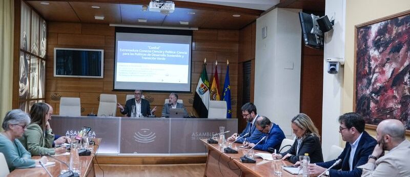 MERIDA. ASAMBLEA DE EXTREMADURA. REUNION DE CIENCIA Y PARLAMENTO.
