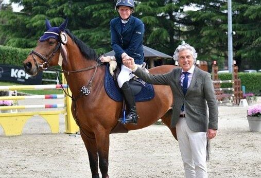 Javier Masot de pie junto a un caballo y su jinete