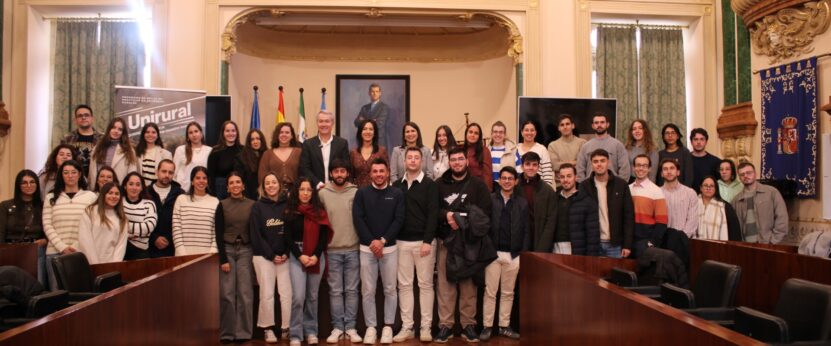Foto De Grupo del comienzo UniRural 2025 en la Diputación de Badajoz