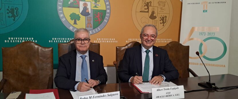 Pedro Fernández Salguero y Albert Triola en la firma del convenio entre la UEx y Oracle